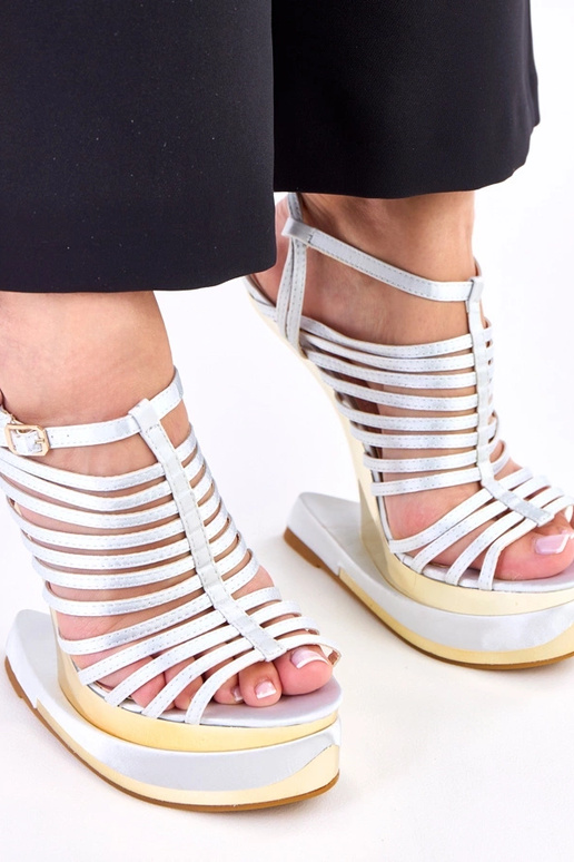 Pelēki sandales uz futuristiska...