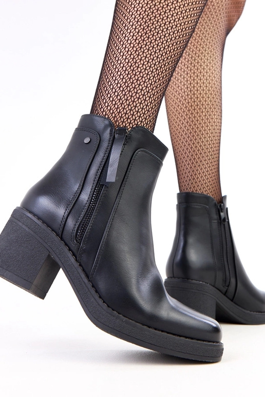 Melni zābaki ar stabiņu un smalku...