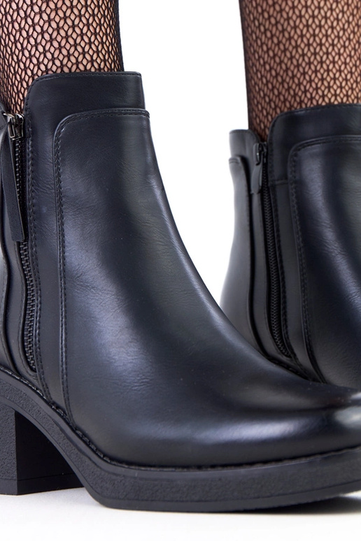 Melni zābaki ar stabiņu un smalku...