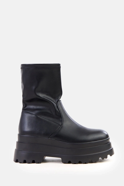 Melni zābaki uz masīvas platformas...