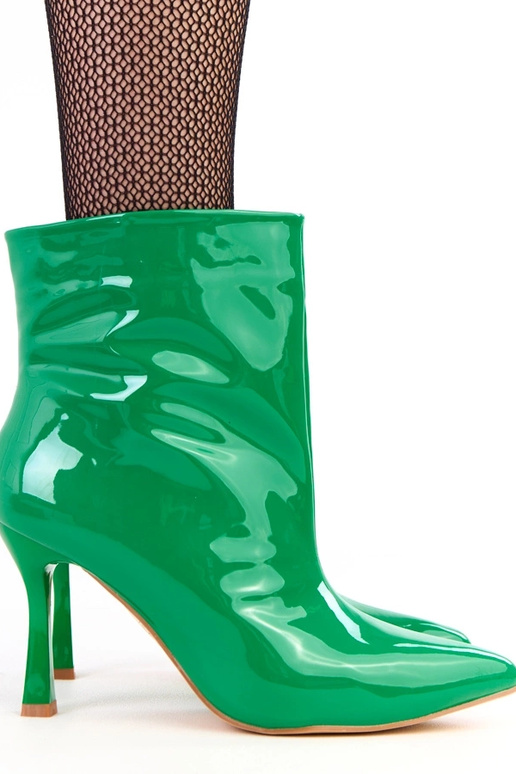 Zaļi lakoti zābaki uz augsta papēža...