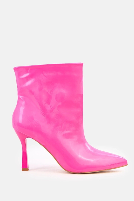 Rozā lakoti zābaki uz augsta papēža...