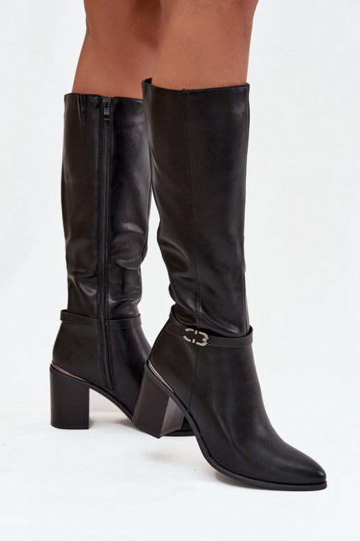 Sieviešu garie zābaki siltināti ar papēdi ar sprādzēm Sergio Leone KZ25738 melnas krāsas Sieviešu garie zābaki siltināti ar papēdi ar sprādzēm Sergio Leone KZ25738 melnas krāsas