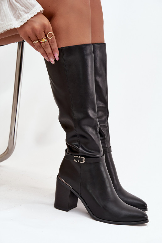 Sieviešu garie zābaki siltināti ar papēdi ar sprādzēm Sergio Leone KZ25738 melnas krāsas Sieviešu garie zābaki siltināti ar papēdi ar sprādzēm Sergio Leone KZ25738 melnas krāsas