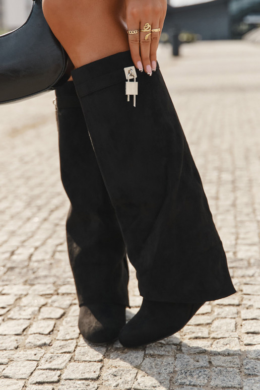 Sieviešu garās zābaki uz platformas ar jostām un sudraba detaļām, melnā krāsā Korivelle Sieviešu garās zābaki uz platformas ar jostām un sudraba detaļām, melnā krāsā Korivelle