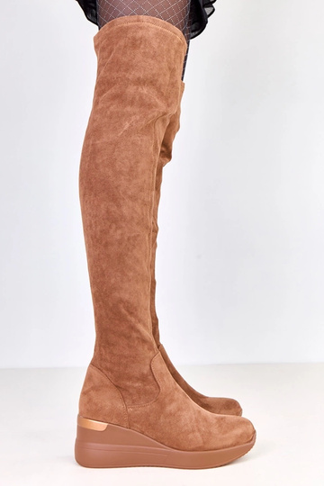 Brūni mākslīgā zamša zābaki...