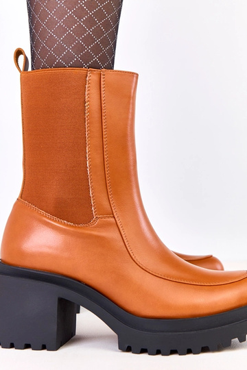 Brūni zābaki uz stabiņa ar...