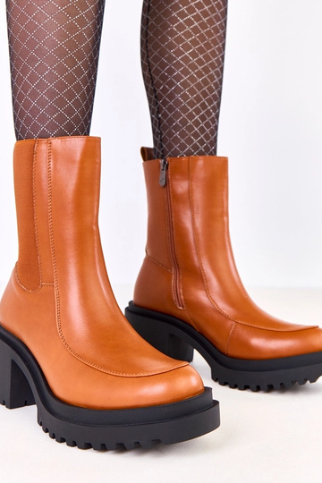 Brūni zābaki uz stabiņa ar... 2