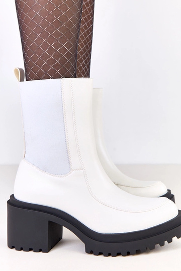 Baltie zābaki uz stabiņa ar...