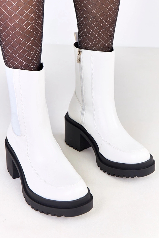 Baltie zābaki uz stabiņa ar elastīgu...