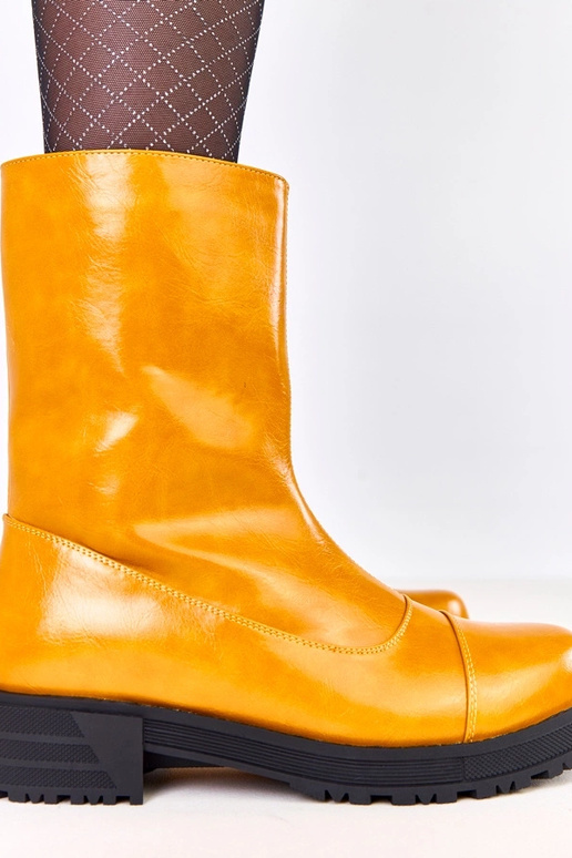 Oranži sieviešu zābaki uz plakanas...