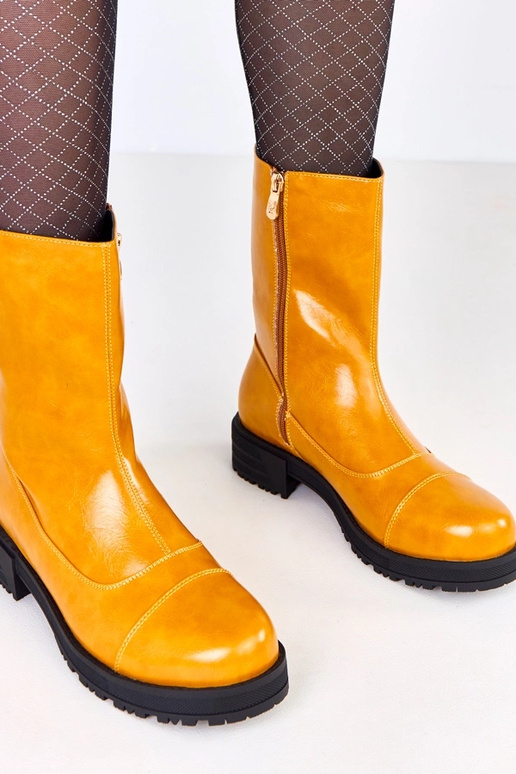 Oranži sieviešu zābaki uz plakanas...