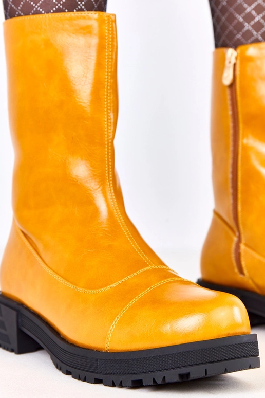 Oranži sieviešu zābaki uz plakanas...