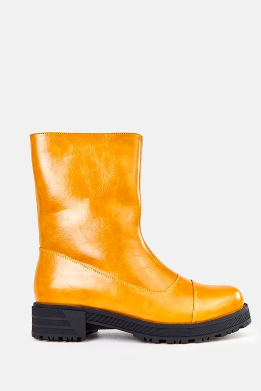 Oranži sieviešu zābaki uz plakanas...