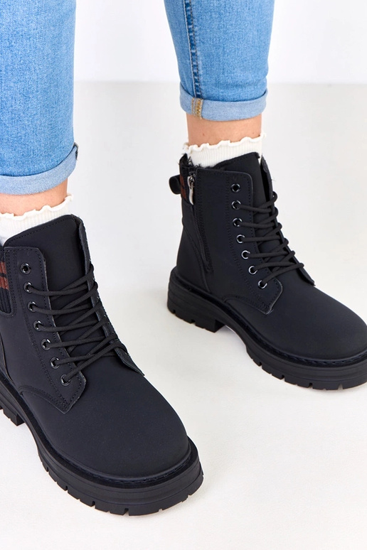 Melni siltie trapper zābaki no matēta...