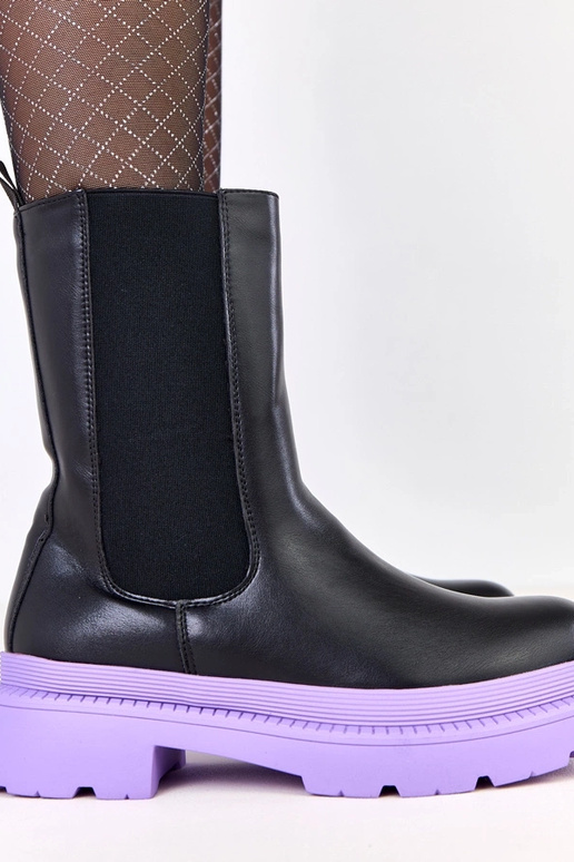 Melni zābaki uz violetas pamatnes...