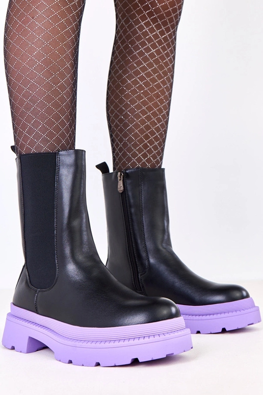 Melni zābaki uz violetas pamatnes...