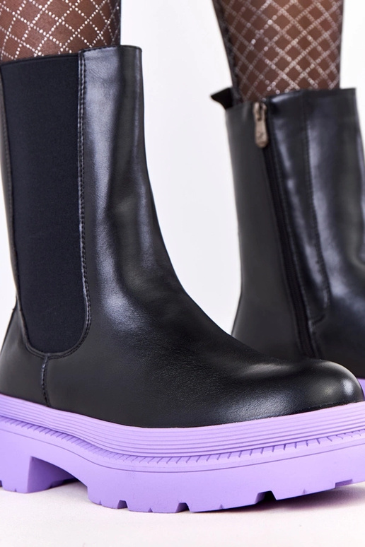 Melni zābaki uz violetas pamatnes...