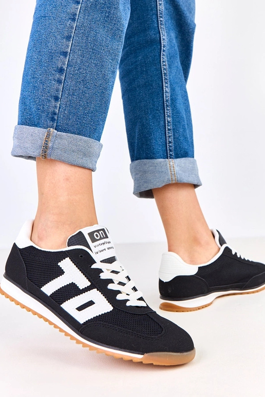 Melni sporta apavi ar baltiem...