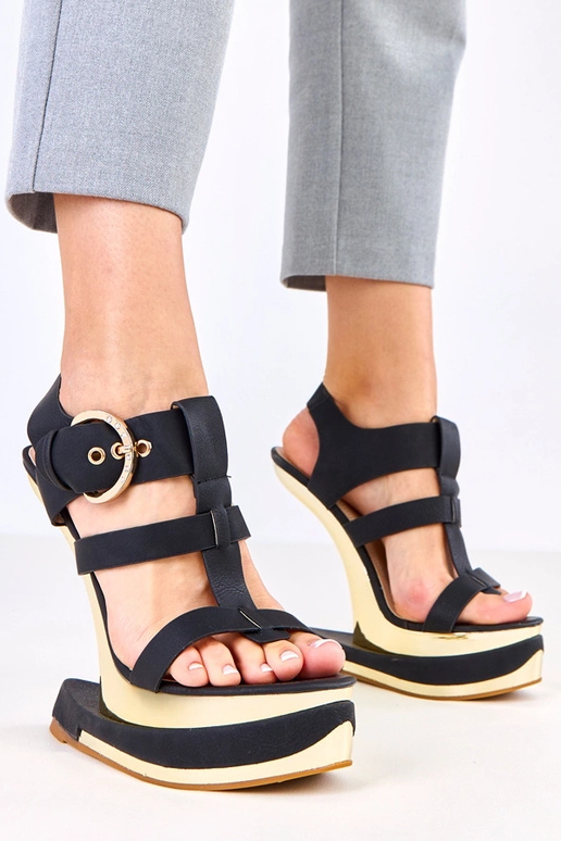 Melnas sandales uz futūristiska...