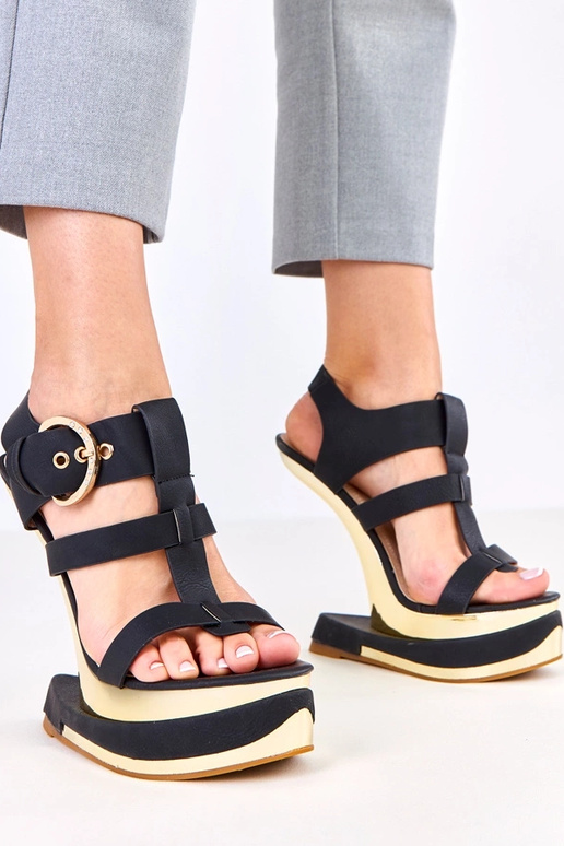 Melnas sandales uz futūristiska...