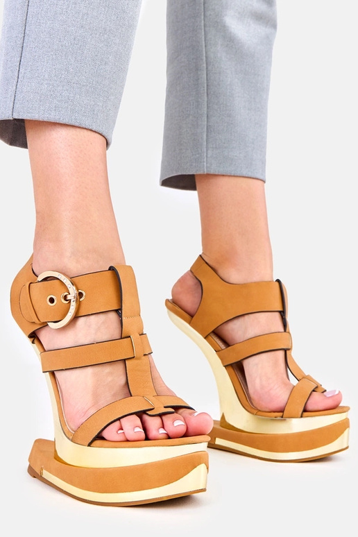 Brūnas sandales uz futūristiska...