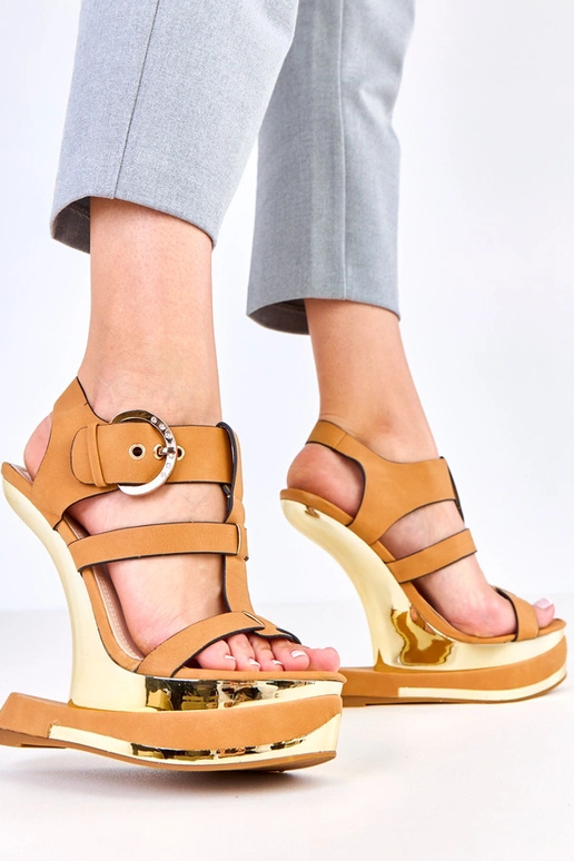 Brūnas sandales uz futūristiska...