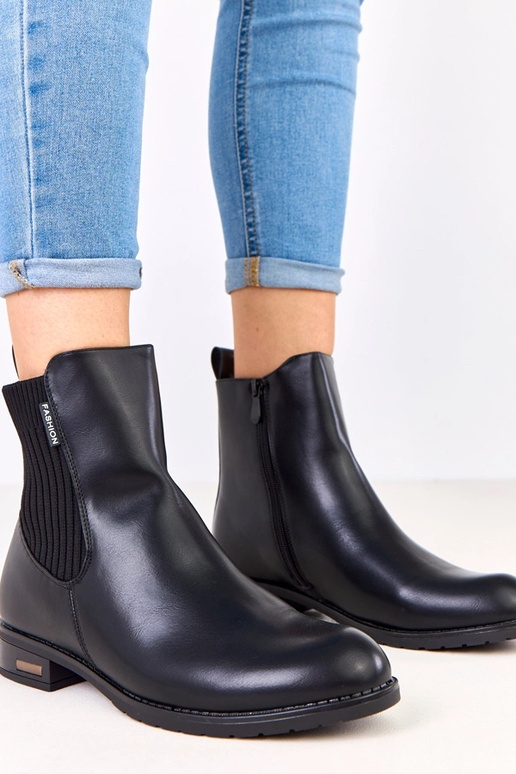 Melni zābaki uz plakana pamatnes ar...