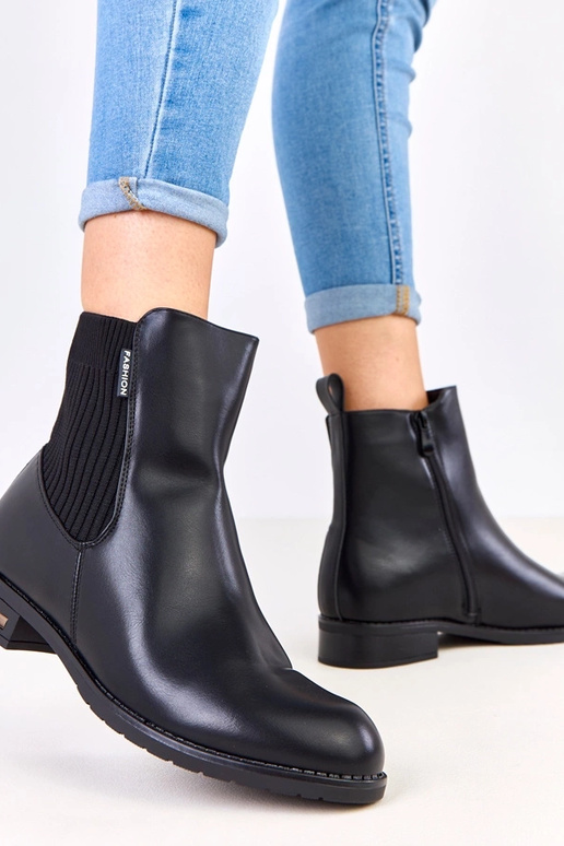 Melni zābaki uz plakana pamatnes ar...