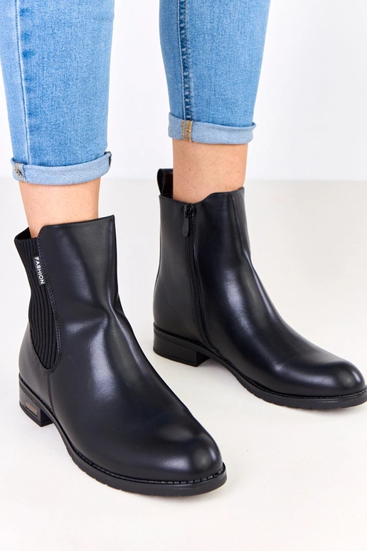 Melni zābaki uz plakana pamatnes ar...