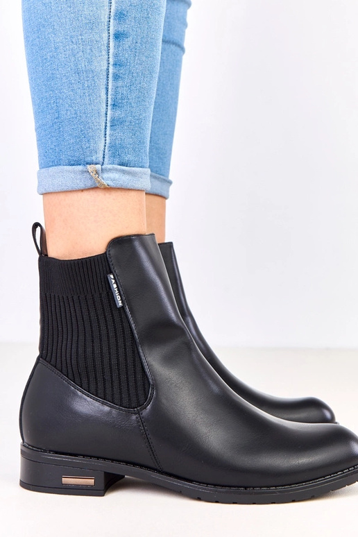 Melni zābaki uz plakana pamatnes ar...