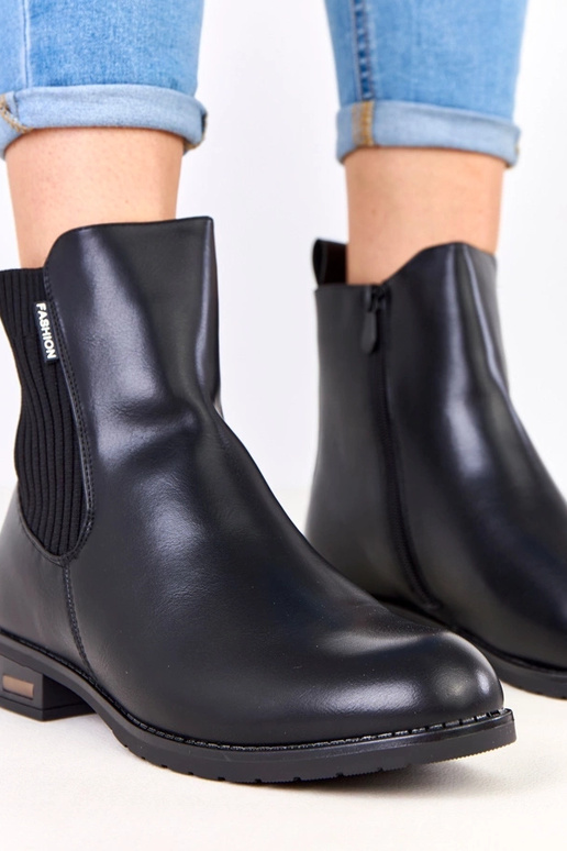 Melni zābaki uz plakana pamatnes ar...