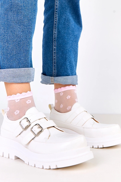 Balti pussprādzītes uz masīvas...