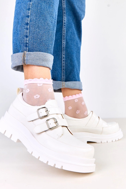 Balti pussprādzītes uz masīvas...