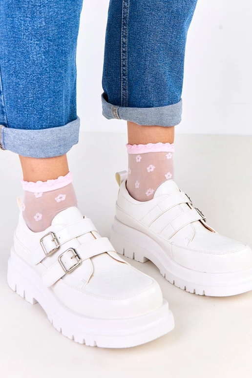 Balti pussprādzītes uz masīvas...