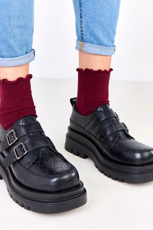 Melni pussprādzītes uz masīvas...