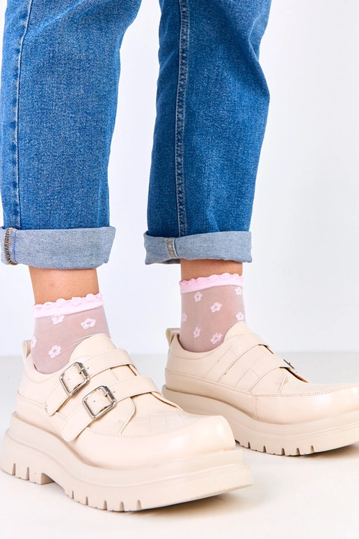 Smilšu krāsas pussprādzītes uz...