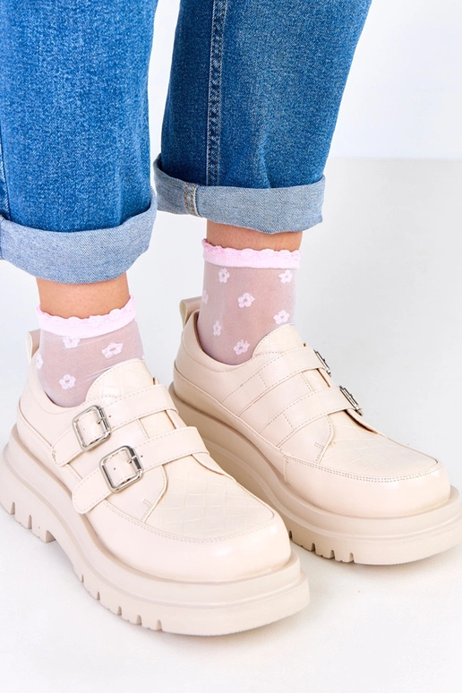 Smilšu krāsas pussprādzītes uz...