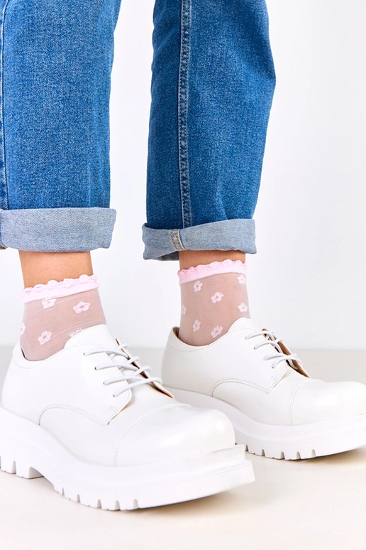 Balti pussprādzītes uz raupjas...