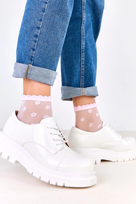 Balti pussprādzītes uz raupjas...