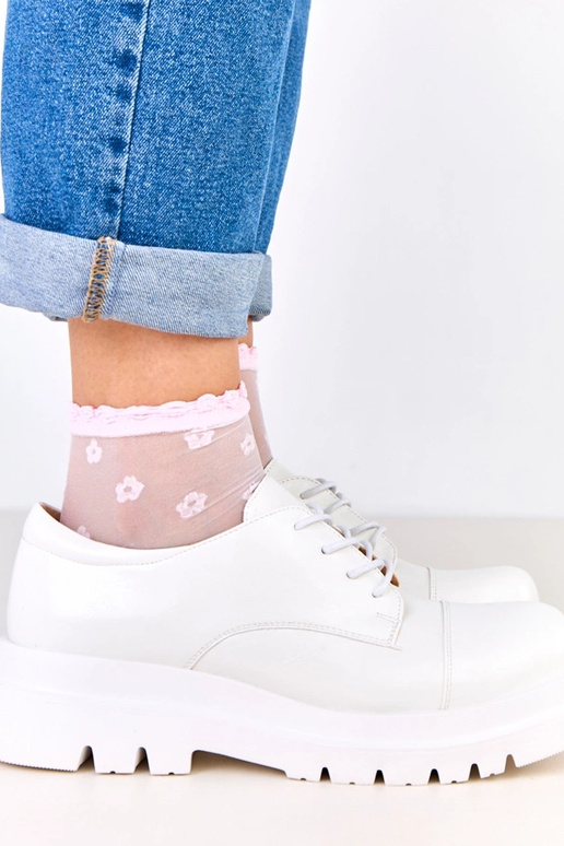 Balti pussprādzītes uz raupjas...