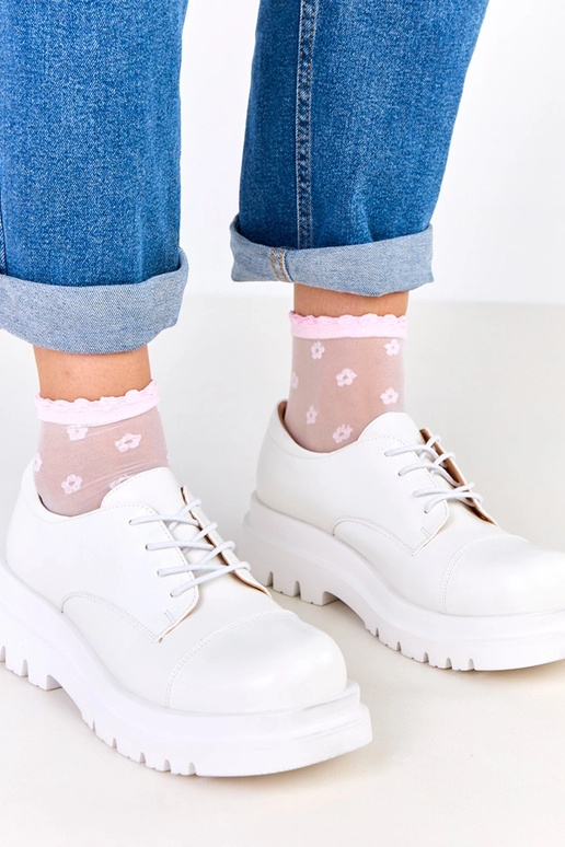 Balti pussprādzītes uz raupjas...