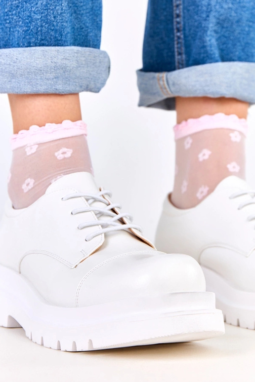 Balti pussprādzītes uz raupjas...