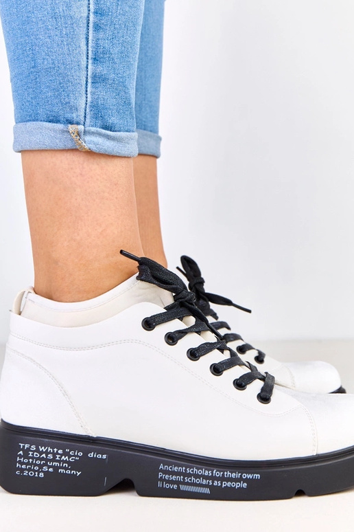 Balti pusbačiai ar rakstu uz zoles Ambly