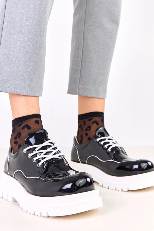 Melni pusbačiai uz masīva zole Cheshire