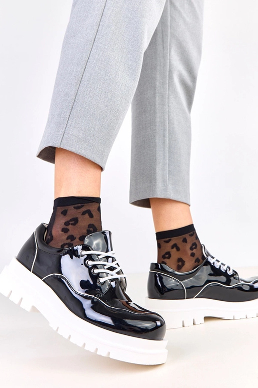 Melni pusbačiai uz masīva zole Cheshire