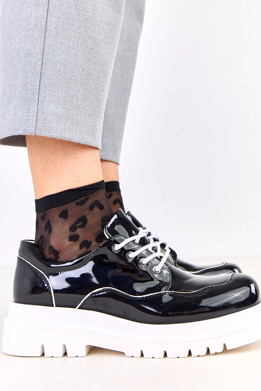 Melni pusbačiai uz masīva zole Cheshire