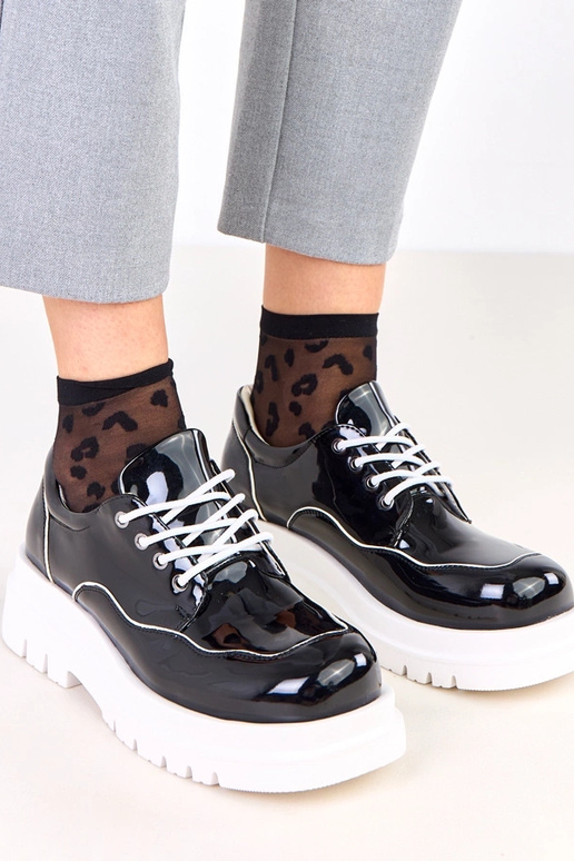 Melni pusbačiai uz masīva zole Cheshire