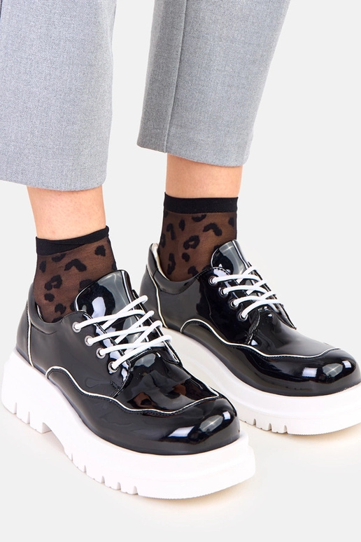 Melni pusbačiai uz masīva zole Cheshire