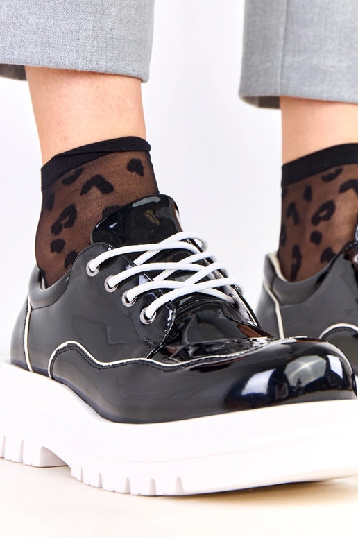 Melni pusbačiai uz masīva zole Cheshire